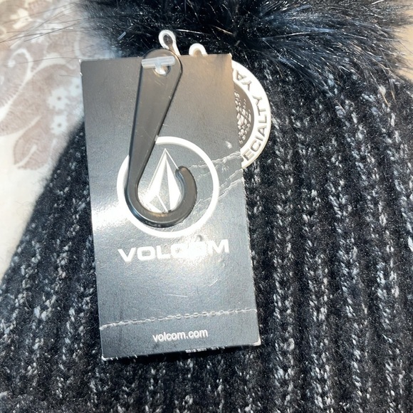 Volcom Lula Beanie one size fits all.  NWT black with furry ball on top. - Picture 4 of 8